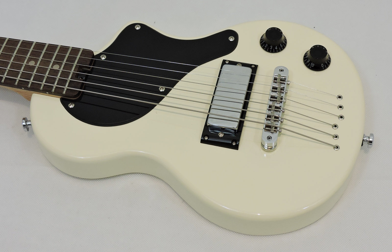 Carry-On ST 'Travel' Guitar. White. By Blackstar including Gig Bag