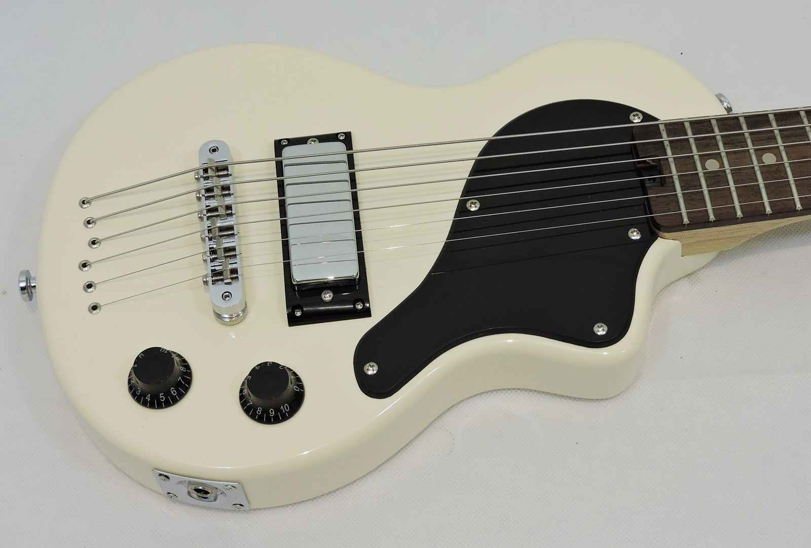 Carry-On ST 'Travel' Guitar. White. By Blackstar including Gig Bag