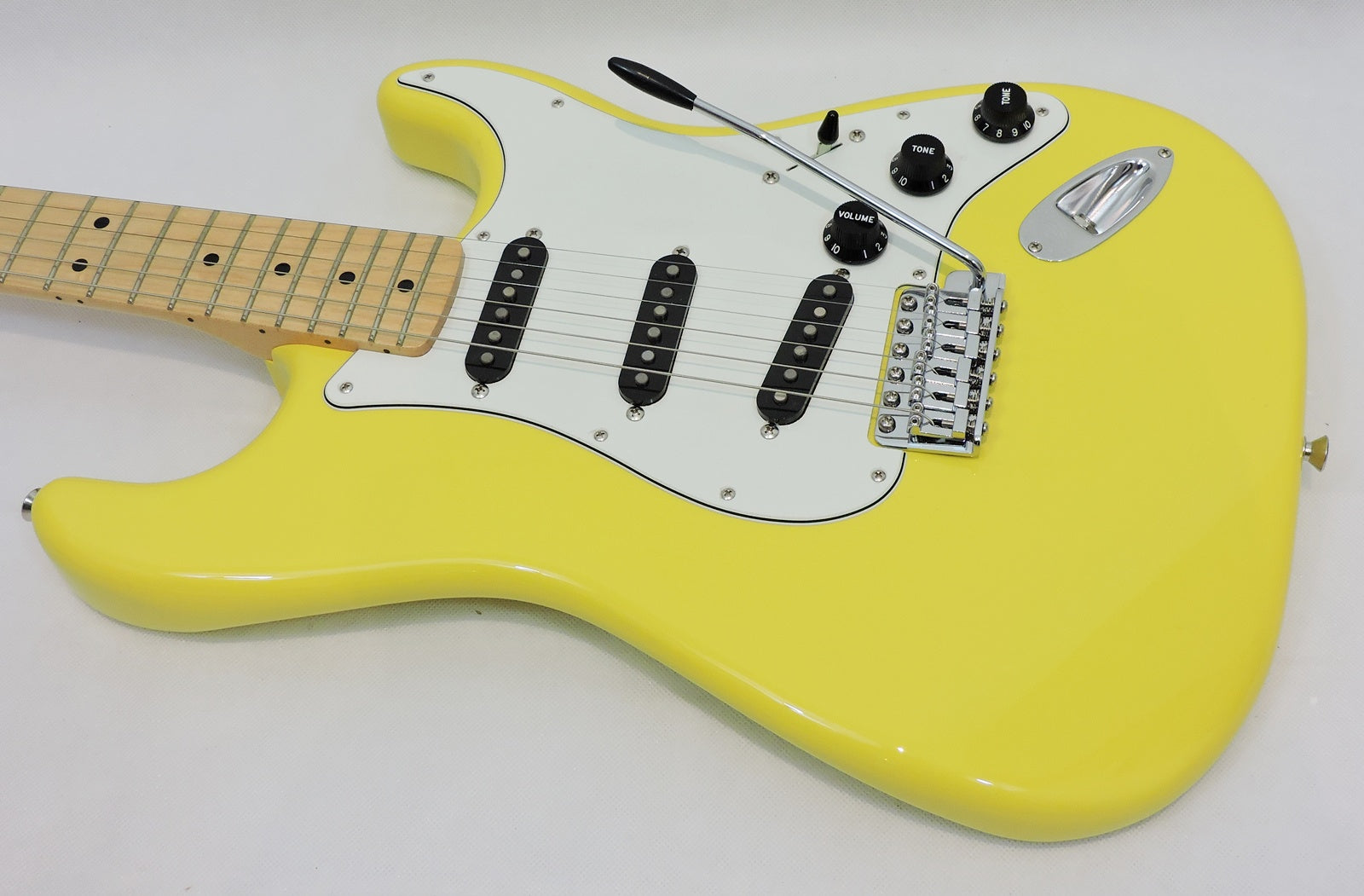Fender MIJ Limited International Colour Stratocaster®. Monaco Yellow