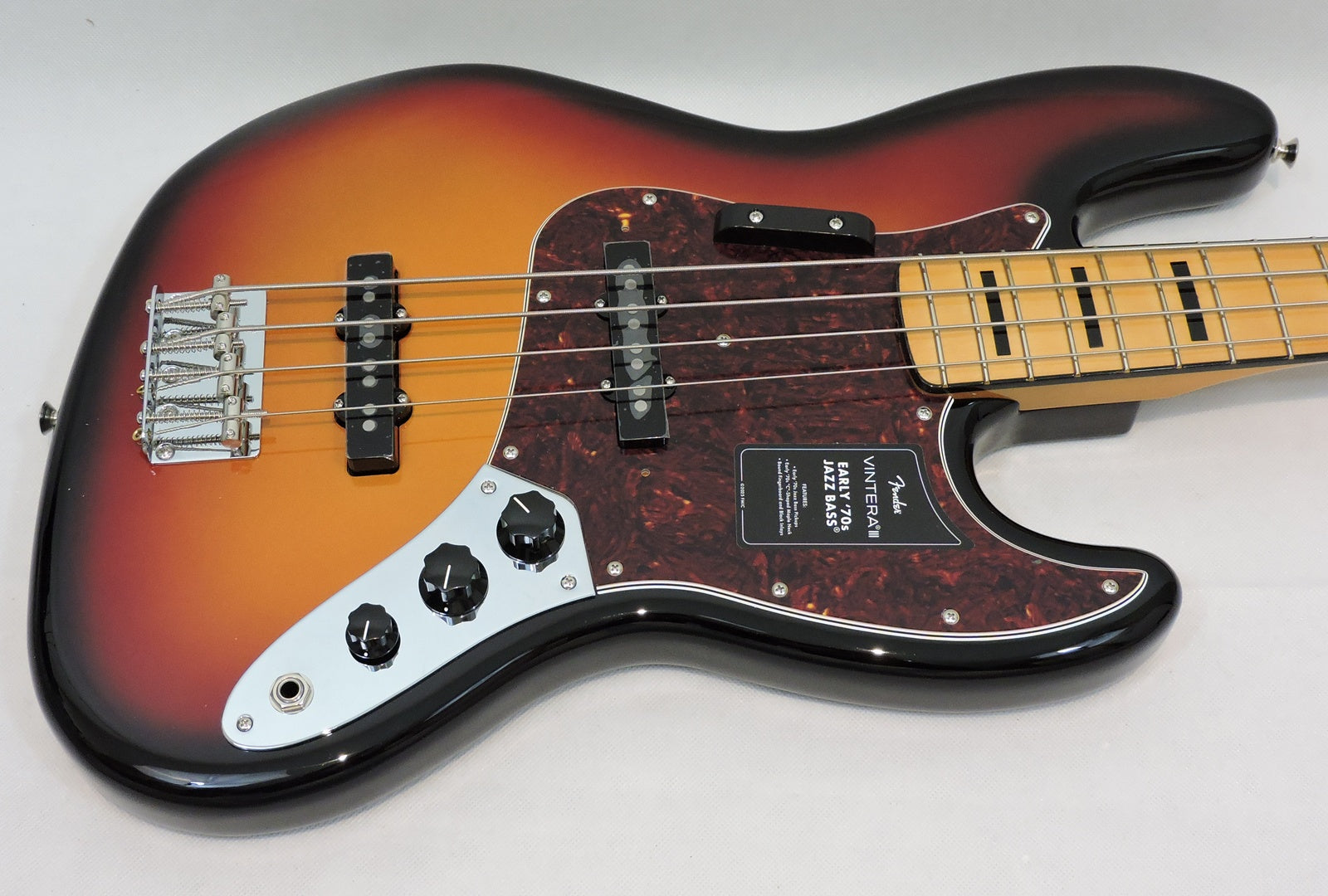 Fender Vintera® III Early '70s Jazz Bass, Rosewood Fingerboard, 3-Color Sunburst