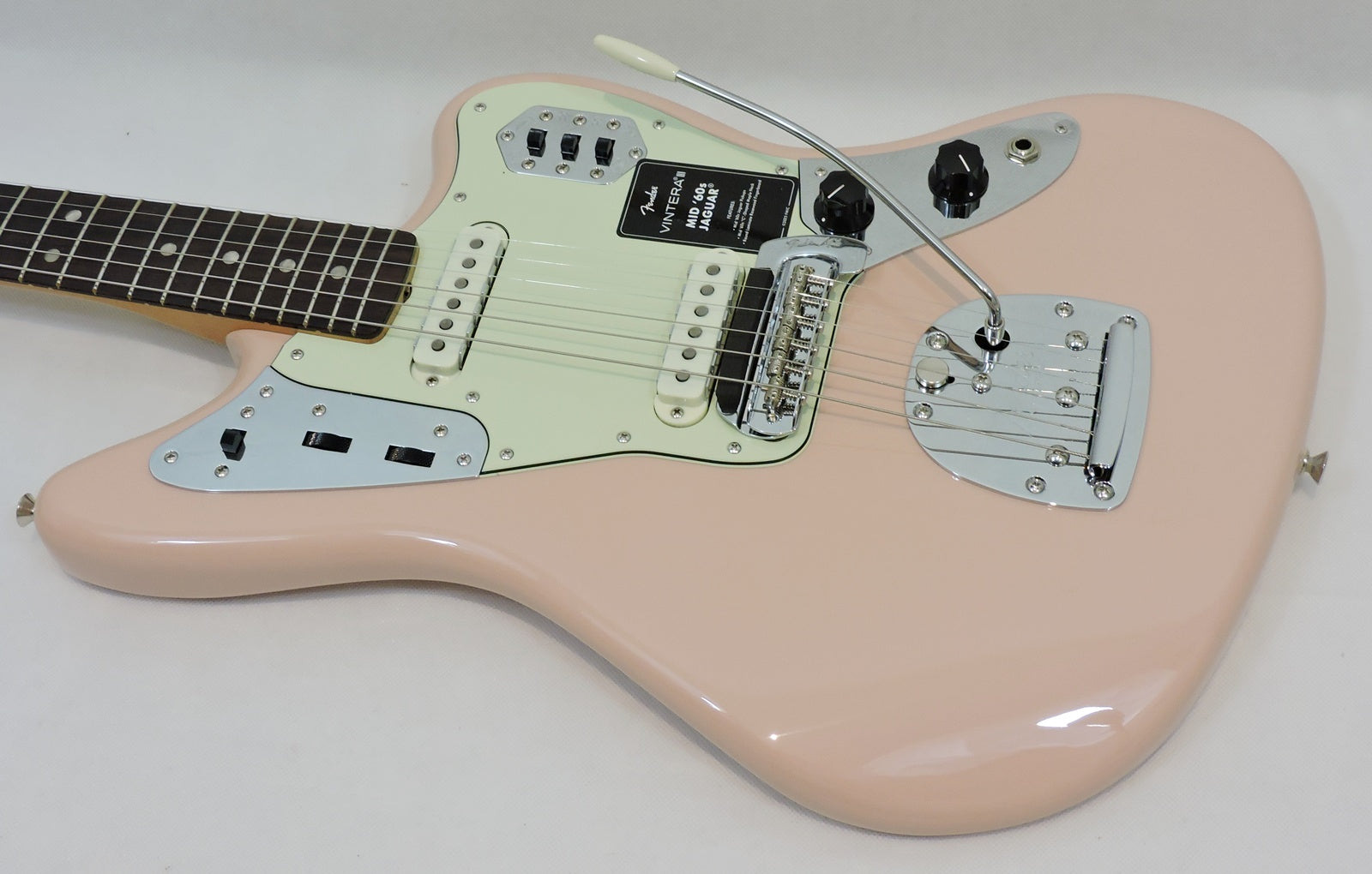 Fender Vintera® III Mid '60s Jaguar®, Rosewood Fingerboard, Shell Pink