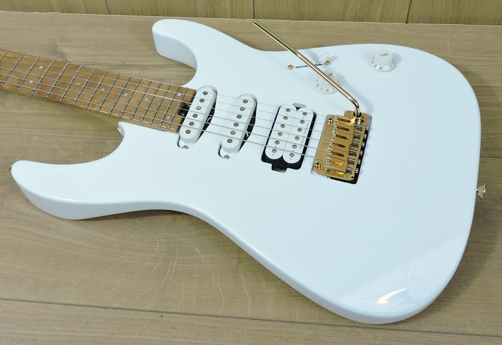 Charvel PRO-MOD DK24 HSS 2PT CM. Snow White. Caramelised Maple Neck