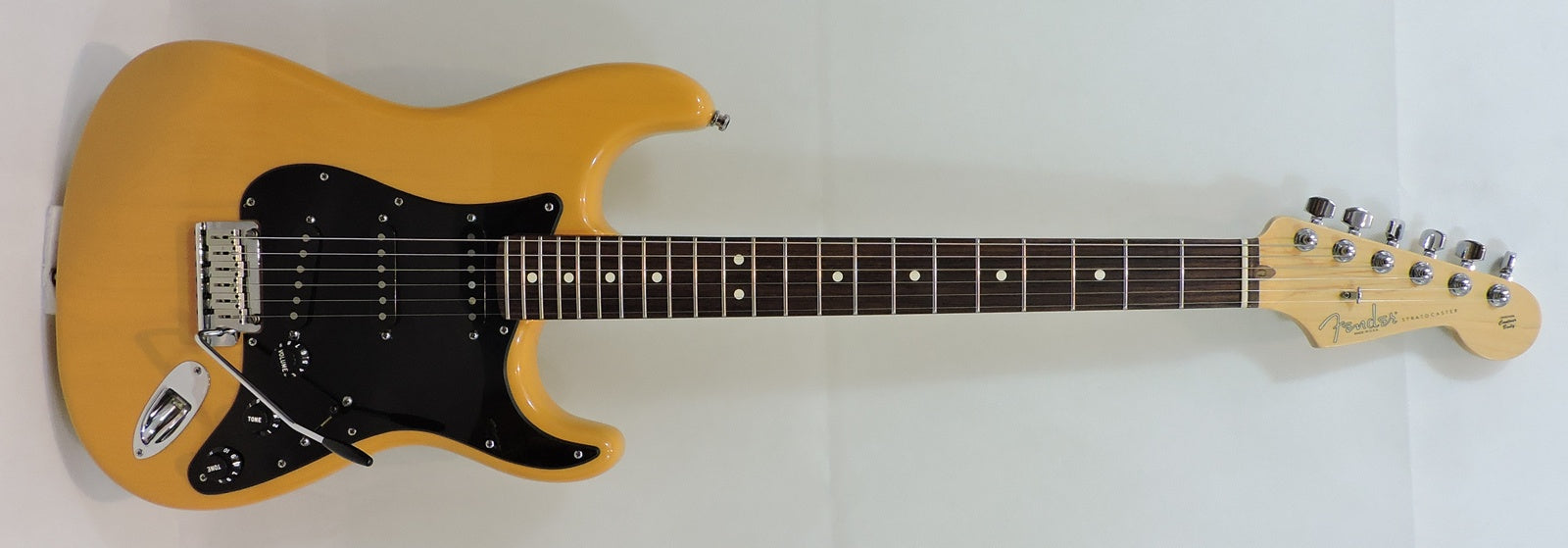 Fender American Series Stratocaster. Butterscotch Blonde