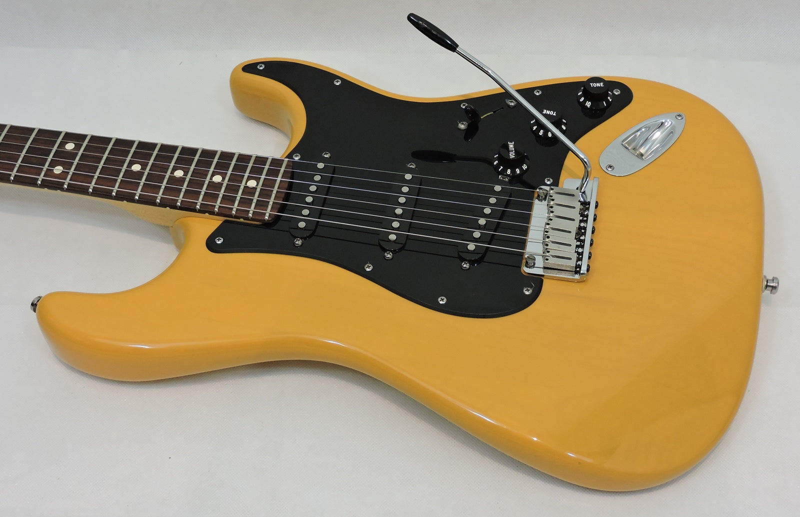 Fender American Series Stratocaster. Butterscotch Blonde