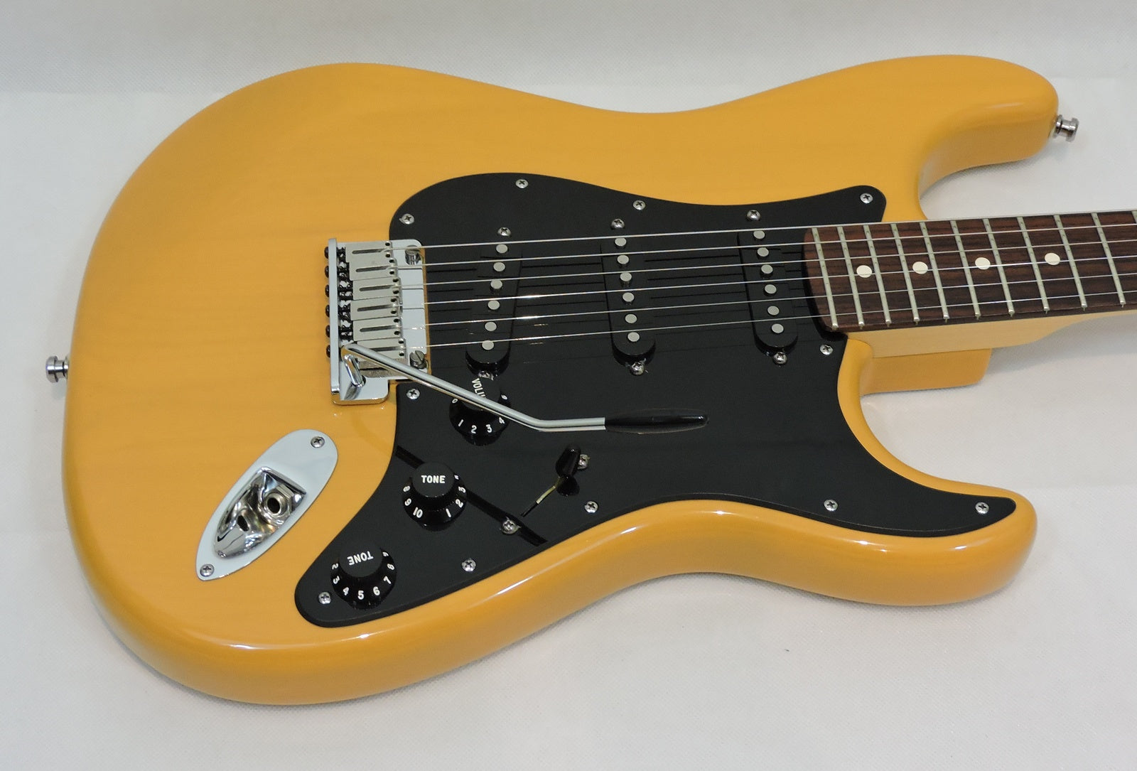 Fender American Series Stratocaster. Butterscotch Blonde