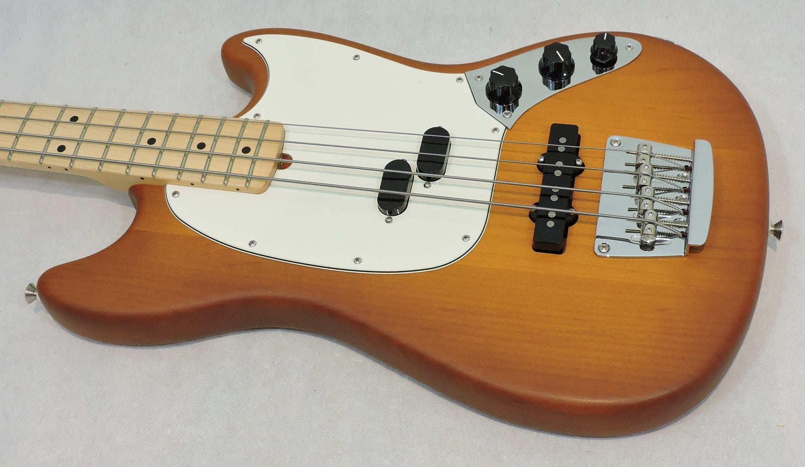 Fender Limited Edition American Performer Mustang Bass MN Honey Burst Satin MINT - Used