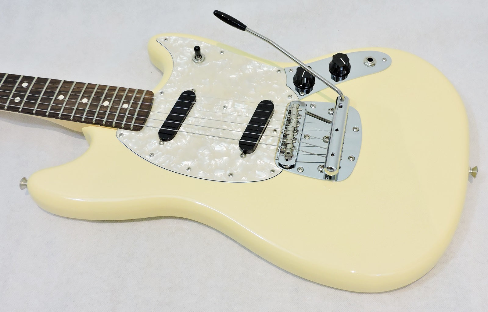 Fender American Performer Mustang® - Used – Langley Guitar Centre 