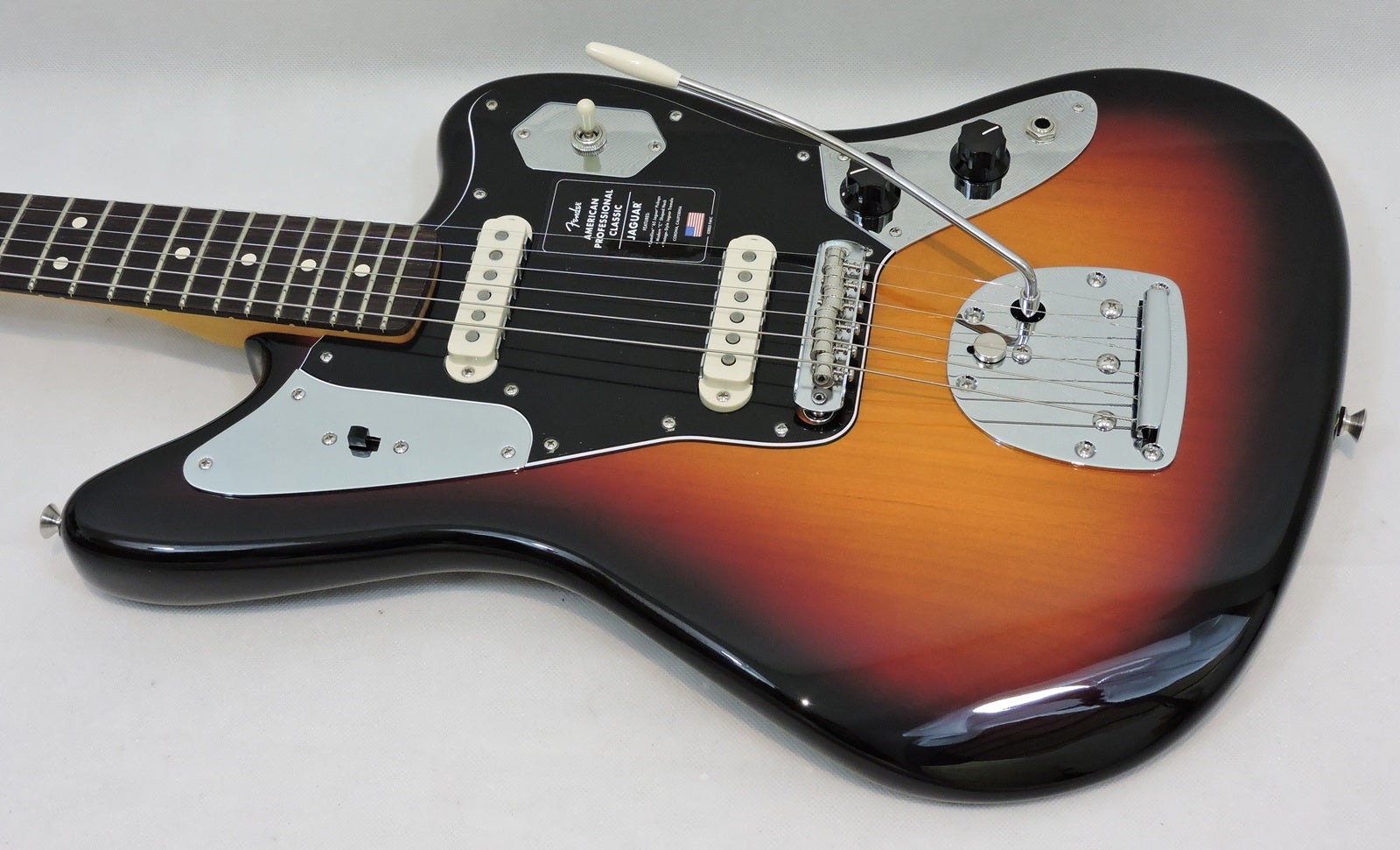 Fender American Professional Classic Jaguar, 3-Color Sunburst