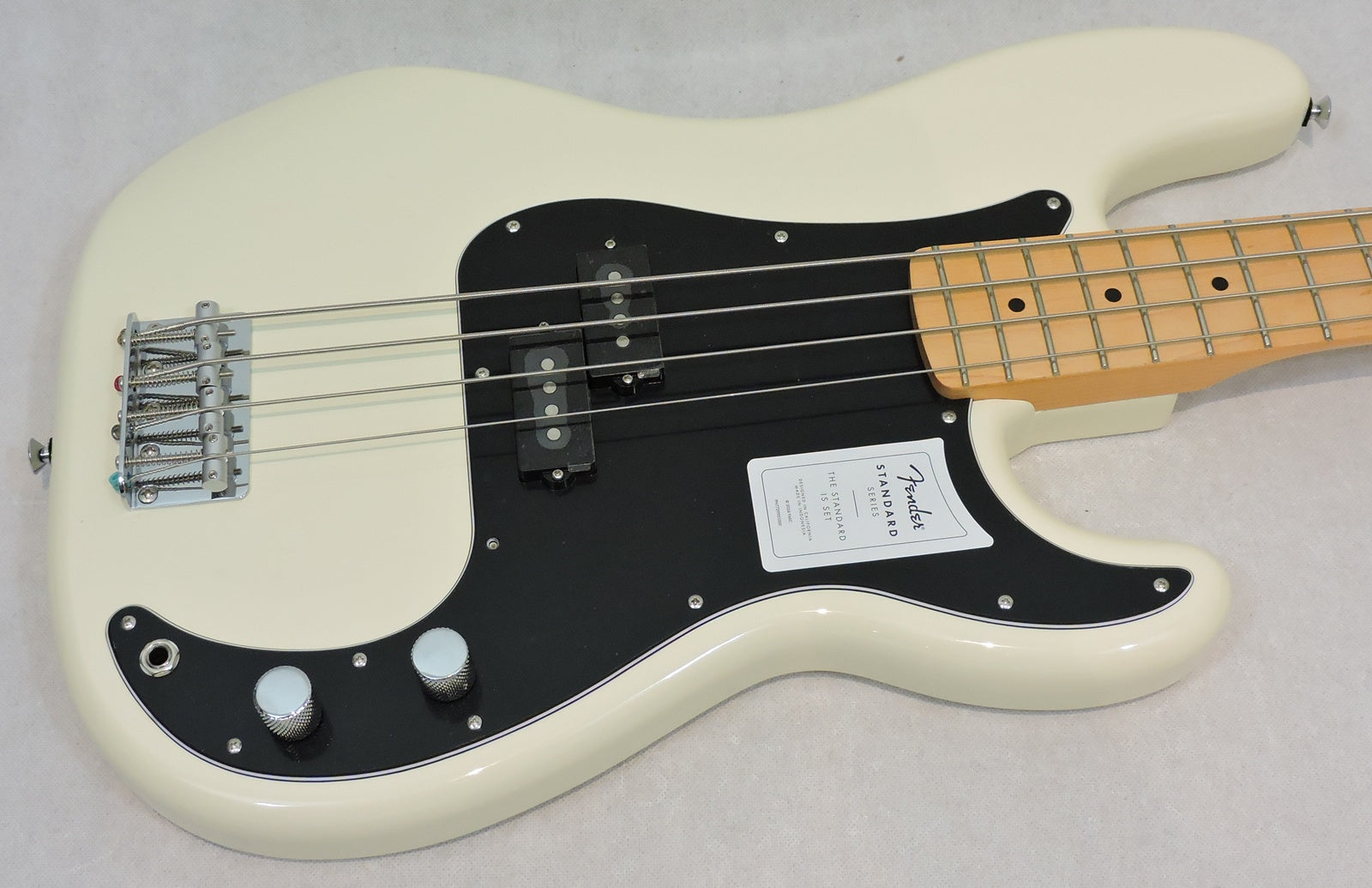 Fender Standard Precision Bass®, Maple Fingerboard, Olympic White