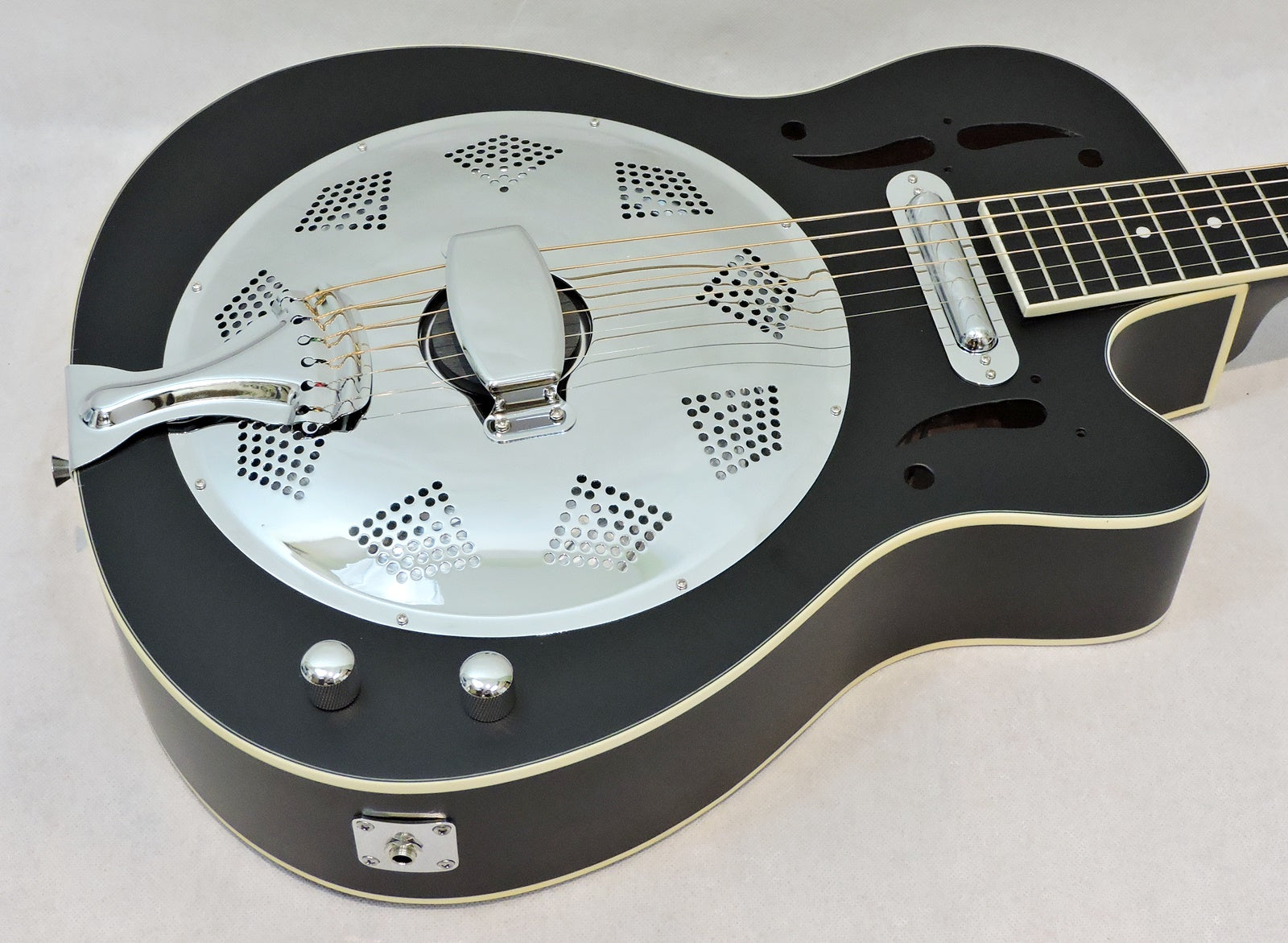 Ozark 3515e Resonator Electro-Cutaway. Black