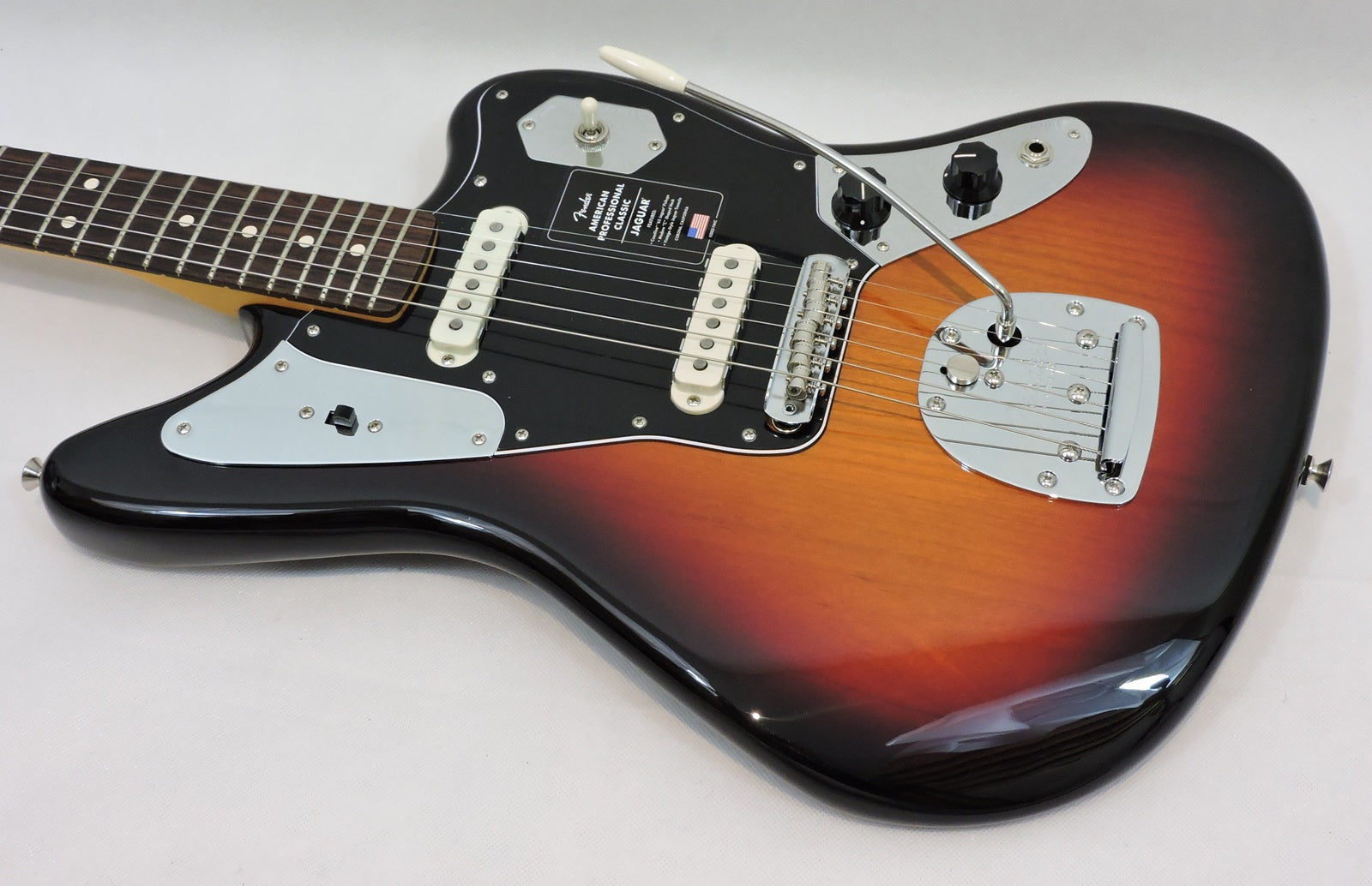 Fender American Professional Classic Jaguar, 3-Color Sunburst