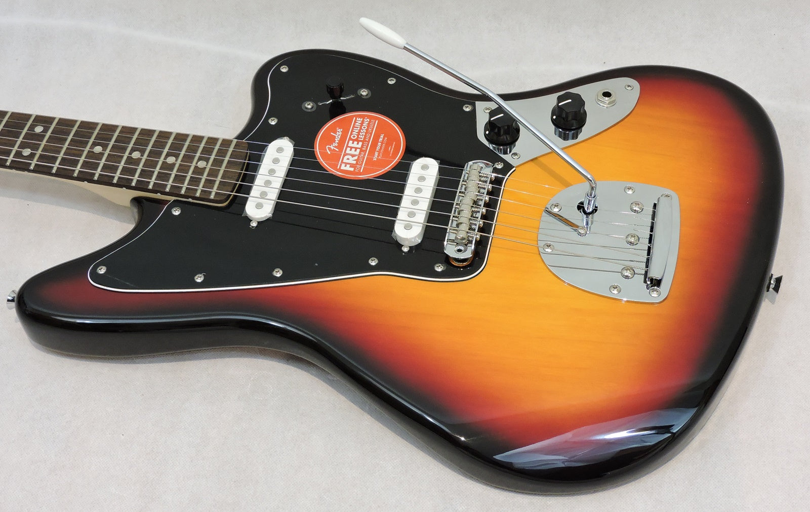 Squier Affinity Series™ Jaguar®, Laurel Fingerboard, Black Pickguard, 3-Color Sunburst