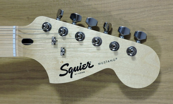 Squier Sonic™ Mustang®. 2-Colour Sunburst