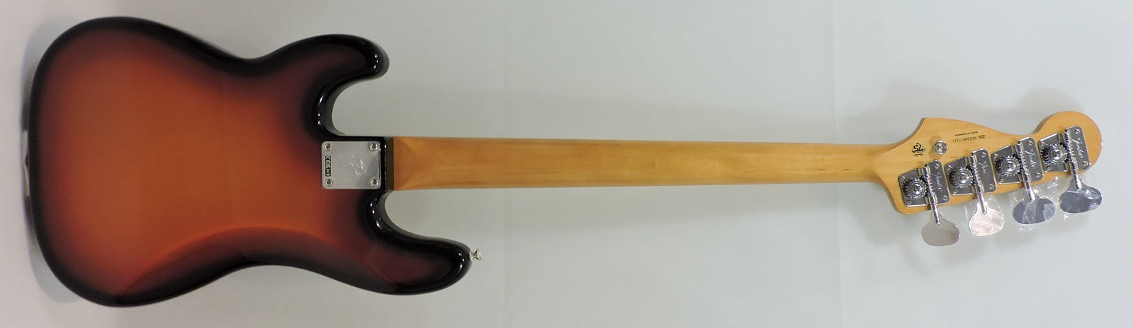 Fender Vintera® III Late '60s Precision Bass®, Maple Fingerboard, 3-Color Sunburst