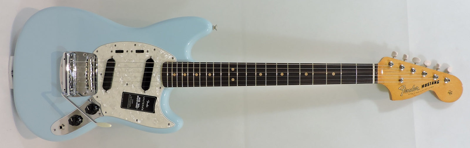 Fender Vintera® III Mid '60s Mustang®, Rosewood Fingerboard, Sonic Blue
