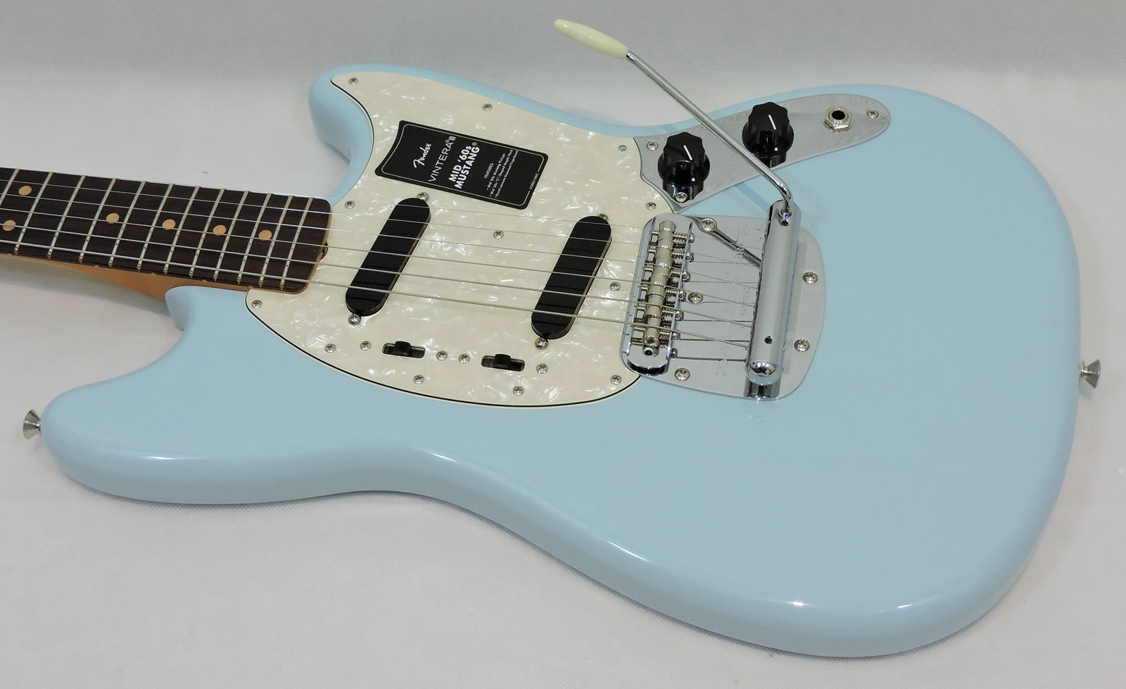 Fender Vintera® III Mid '60s Mustang®, Rosewood Fingerboard, Sonic Blue