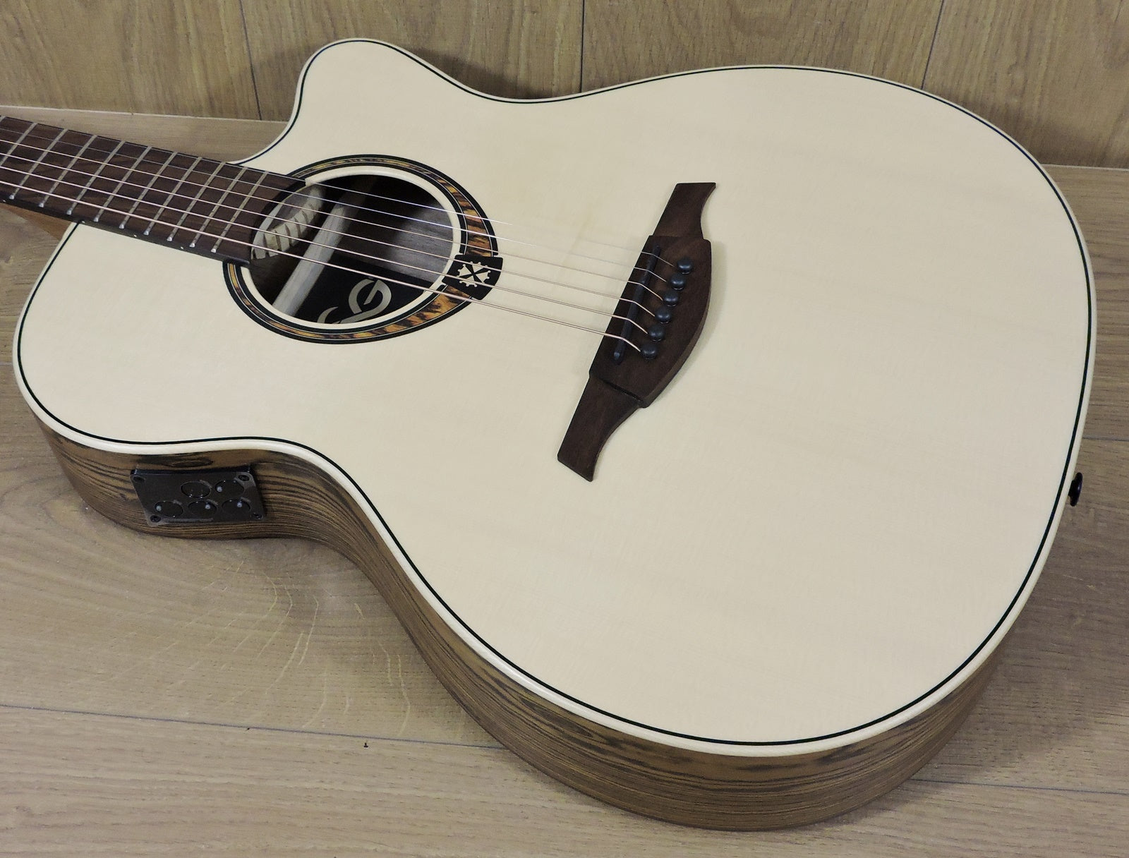 Lag Tramontane T270 Snakewood Slim Body