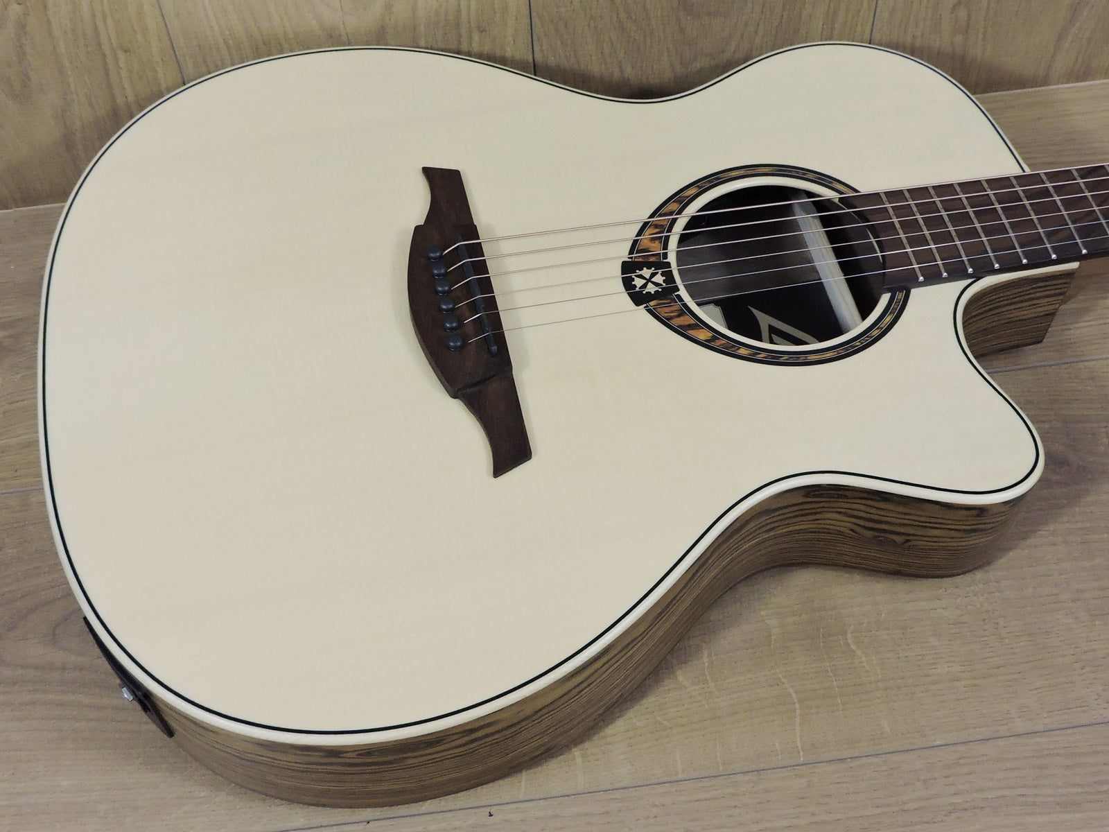 Lag Tramontane T270 Snakewood Slim Body