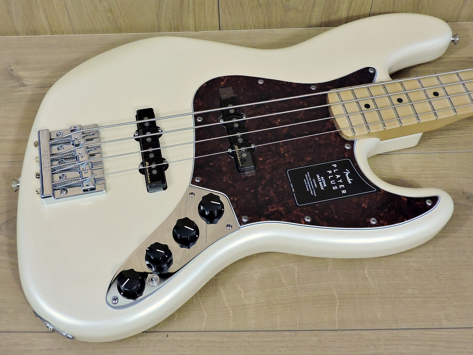 Fender Player Plus Jazz Bass®. Olympic Pearl
