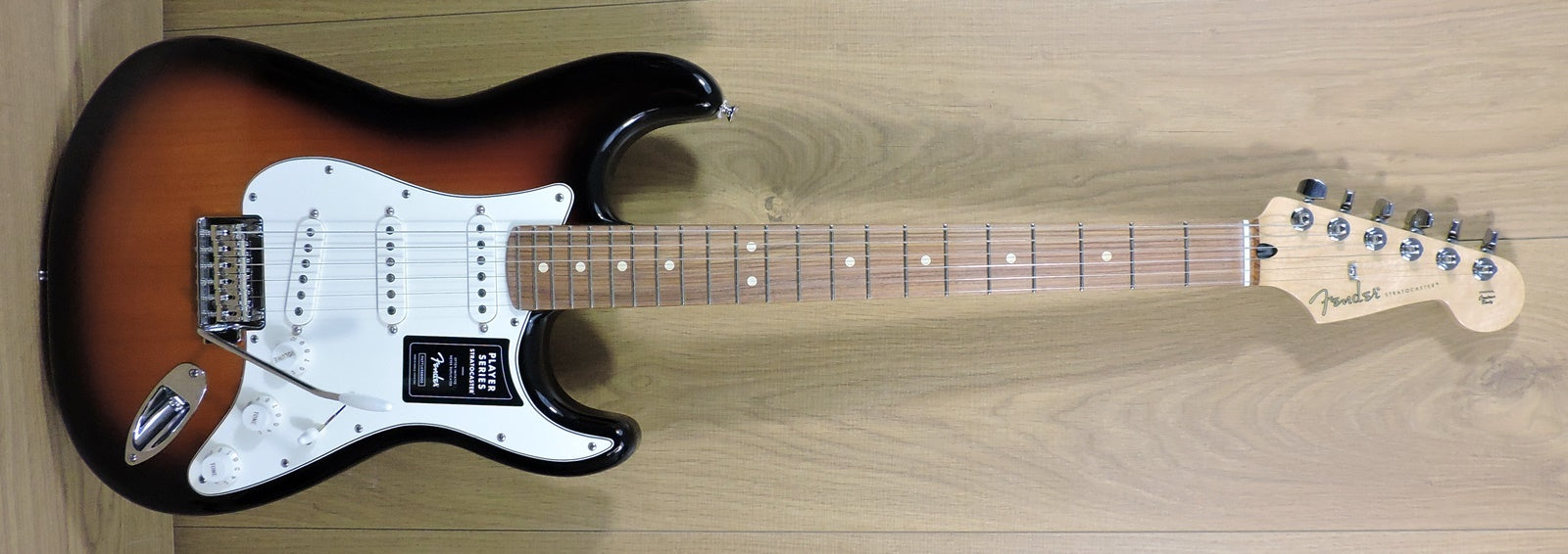 Fender Player Stratocaster. 3 Colour Sunburst Pau Ferro
