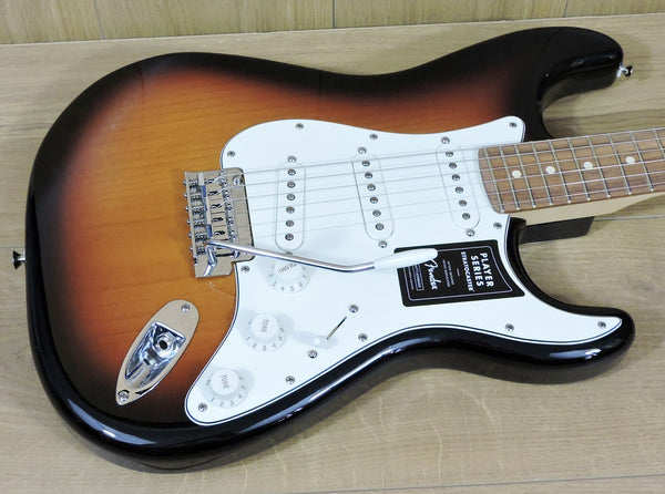 Fender Player Stratocaster. 3 Colour Sunburst Pau Ferro