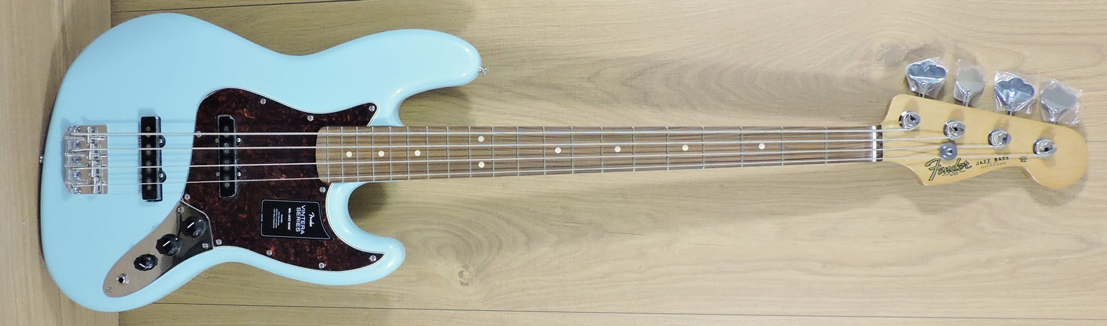 Fender Vintera 60's Jazz Bass Daphne Blue